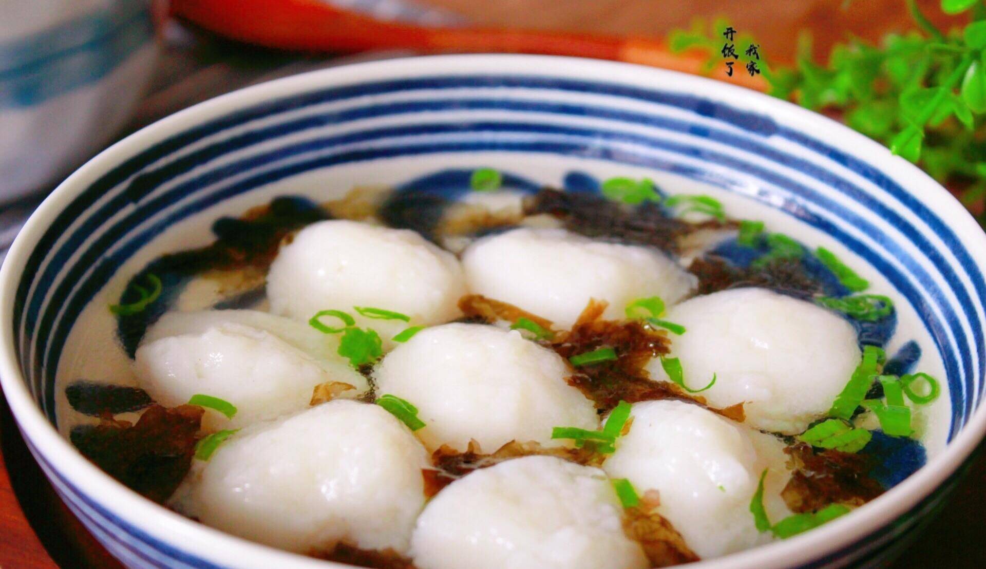 鱼丸汤主要食材:龙利鱼,生姜 ,小葱1.