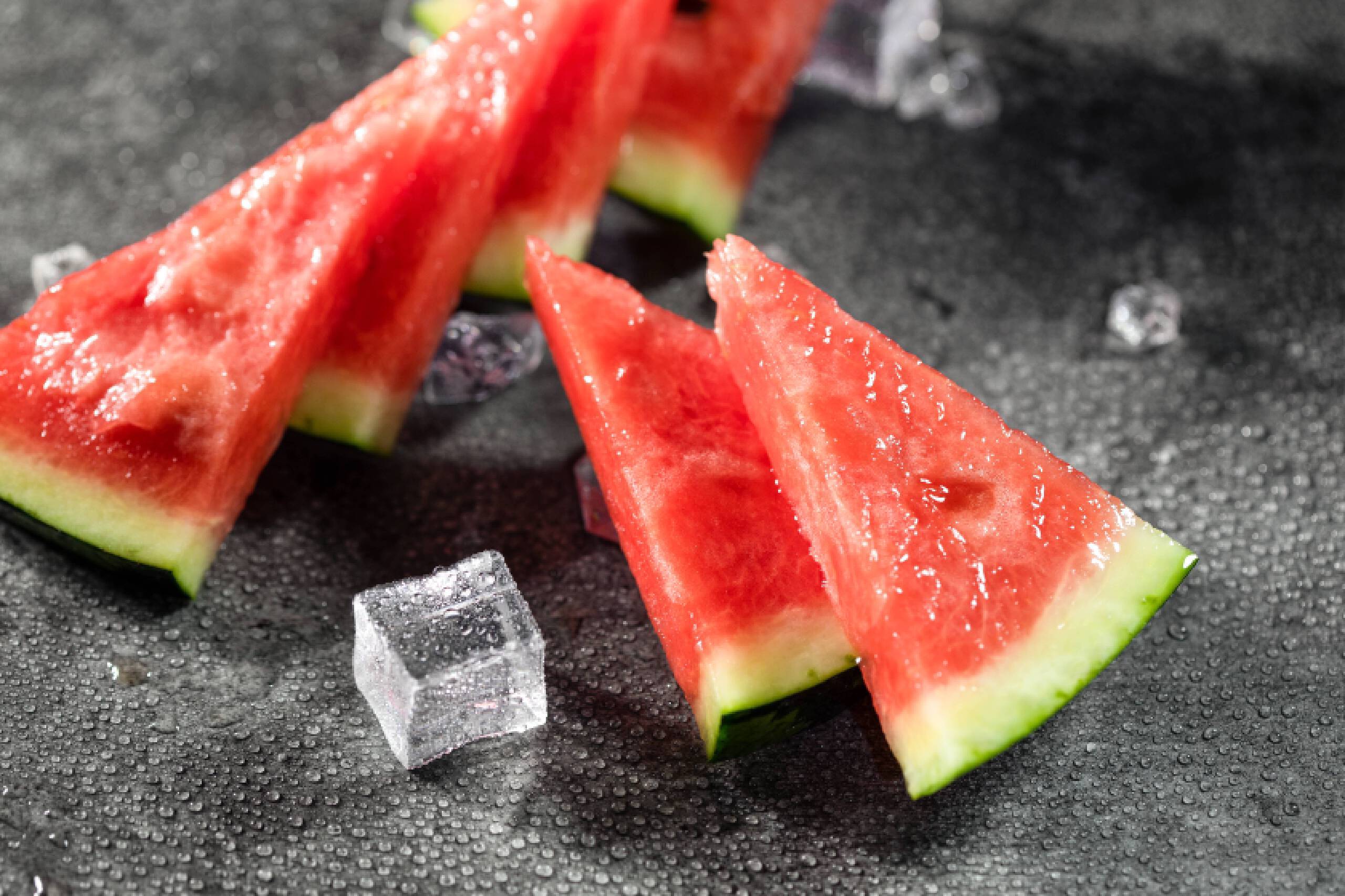 西瓜是比较偏寒性,因此在暑气旺盛的夏日吃西瓜可以减少暑气