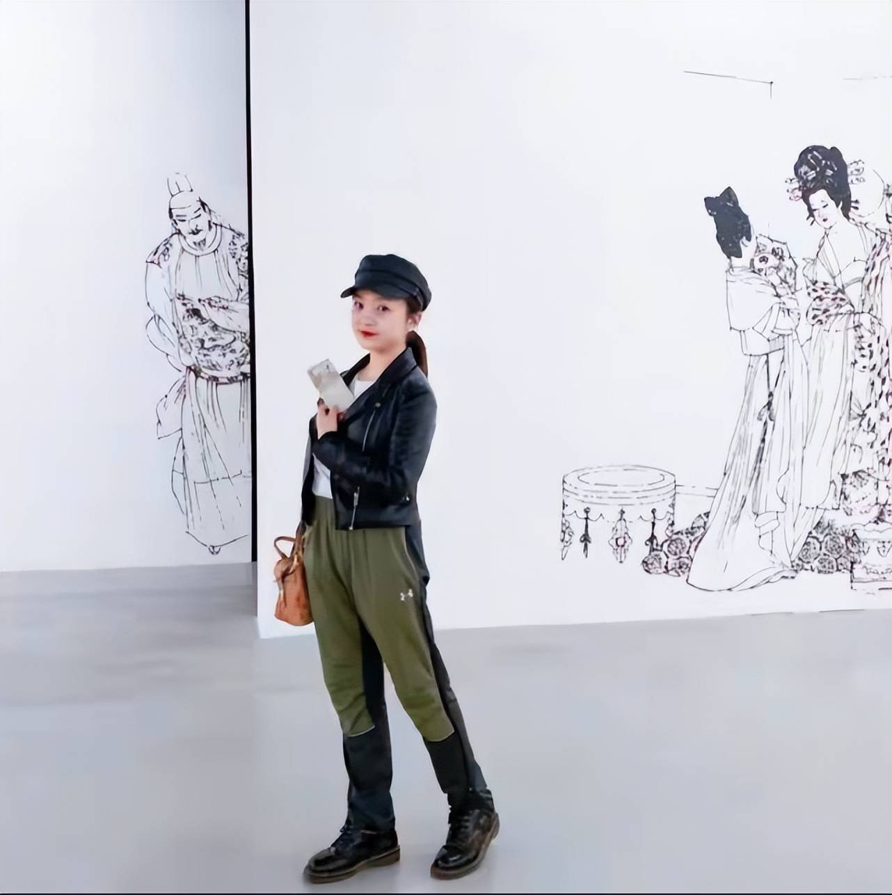 林妙可才20多岁穿衣真显老,格纹裙配坡跟鞋,怎么老气怎么来