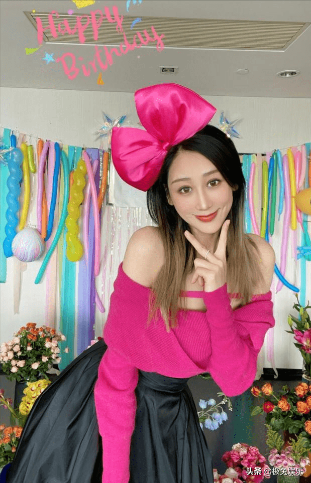 陈浩民妻子晒泳装照庆祝结婚11周年,5年生4个孩子身材依然火辣_蒋丽莎