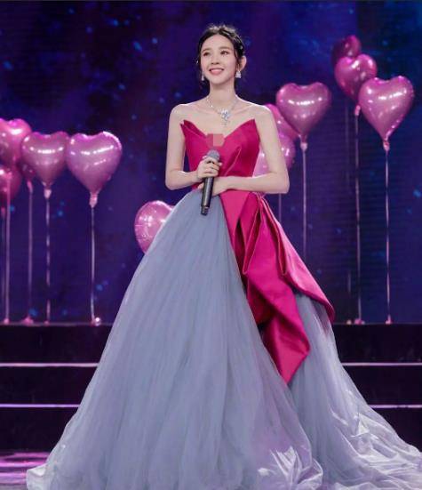 生了娃后的唐艺昕更美了,身穿拼色抹身材裙秀香肩,突出曲线真养眼