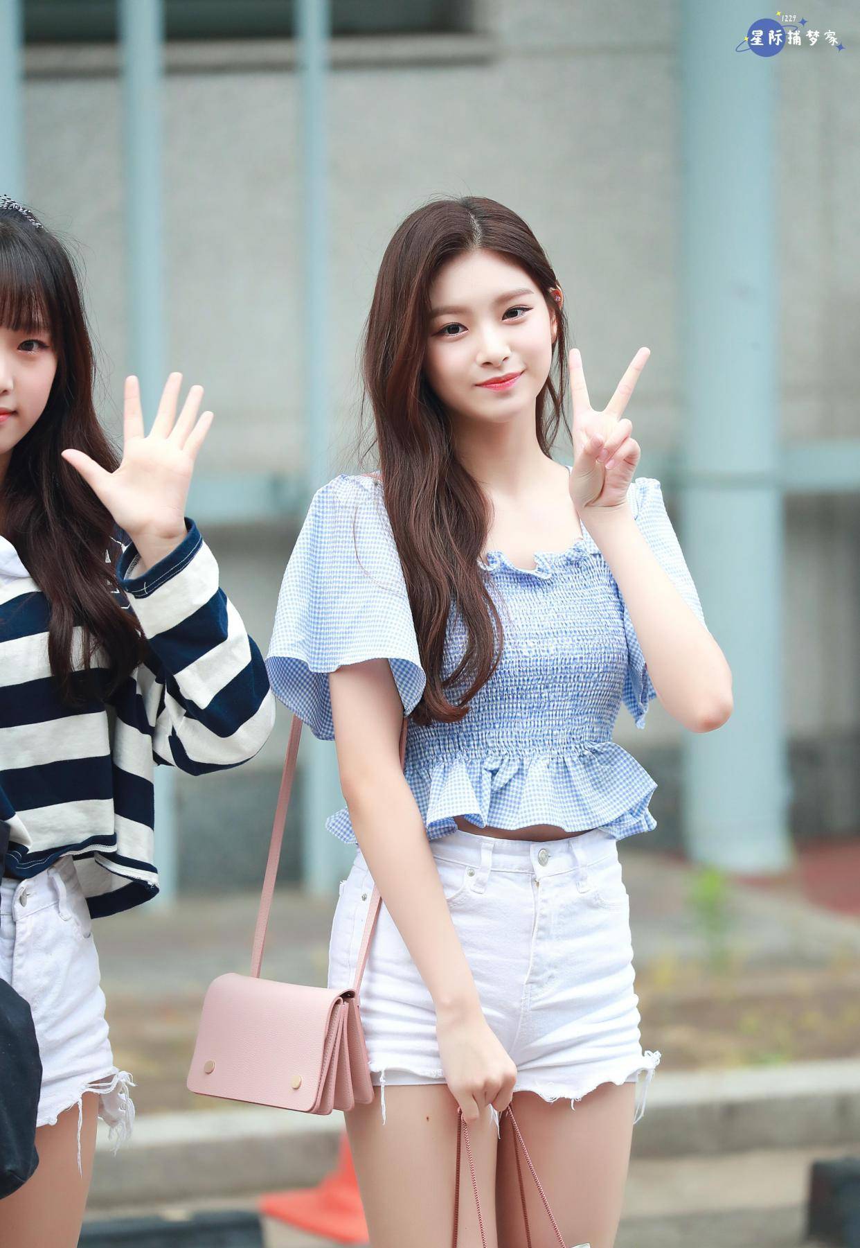 且出道前参加国外综艺《produce48》,因为甜美的长相给大家留下了深刻