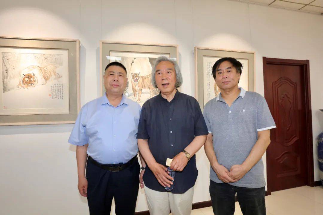 书画院赵红云,张晓琿,刘义军在画展现场霍春阳,肖培金,赵红云,于学勇