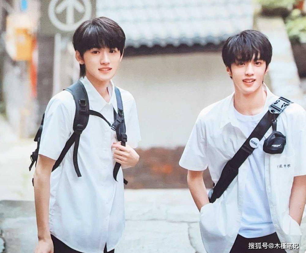 刘耀文宋亚轩早年视频被扒,沙发上搂肩贴脸,网友调侃两人像情侣