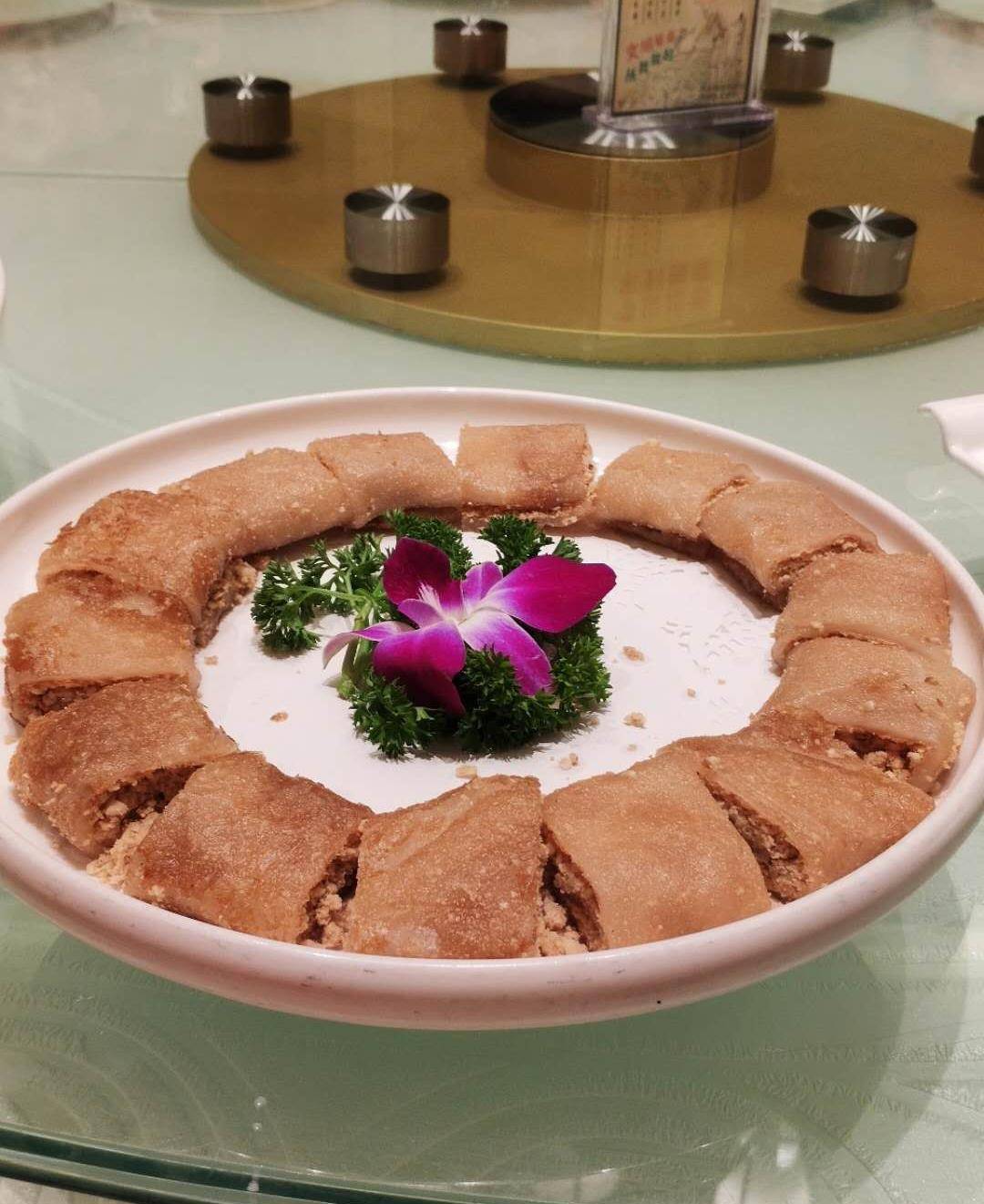 原创三星级酒店办满月酒3000元一桌22道菜龙虾鲍鱼扇贝全都有