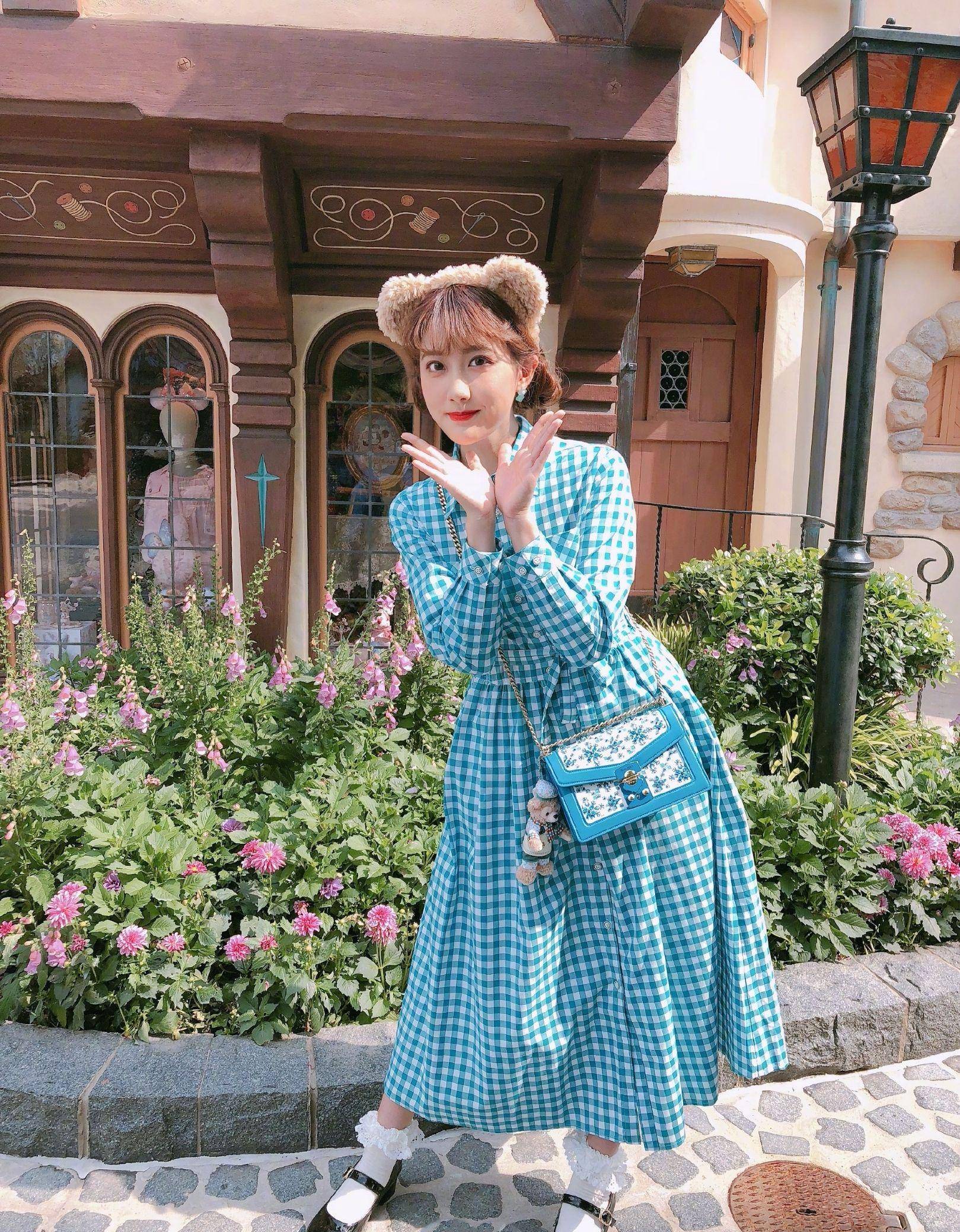 原创李艺彤迪士尼游玩照穿蓝色格子连衣裙配小熊发箍宛如甜心少女