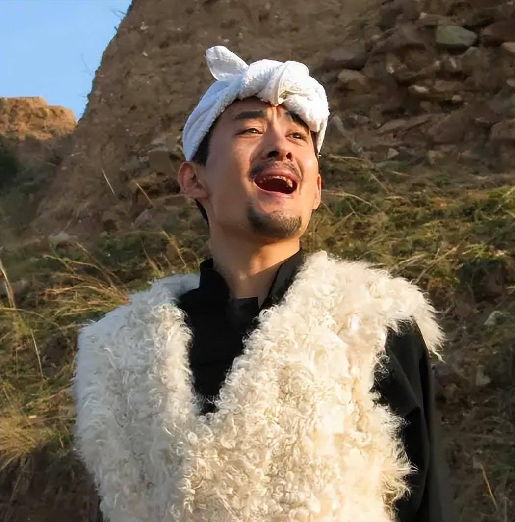 在这之后,他彻彻底底的火了,一提到西北民歌,就能想到阿宝.