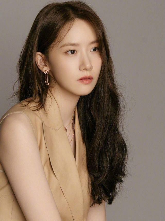 原创林允儿终于性感了一次穿露背装前面保守后面放纵气质又甜又辣