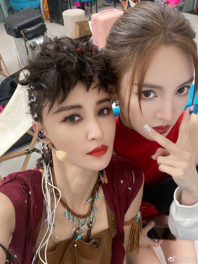 张歆艺金晨晒《乘风破浪》花絮照,隔空"互怼"感情好_猴儿_后台_微博