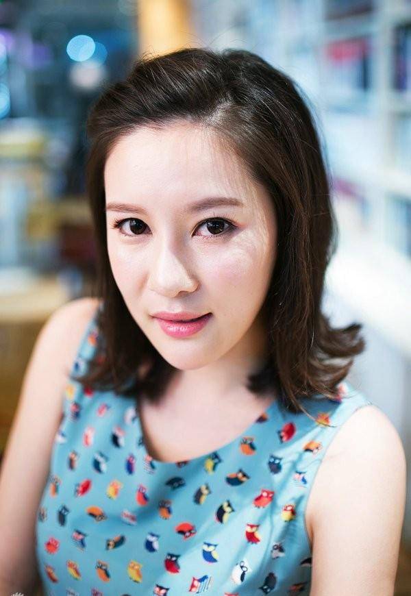 42岁的侯耀文分手之后,在剧组认识了袁茵,此时的袁茵刚刚从北京电影