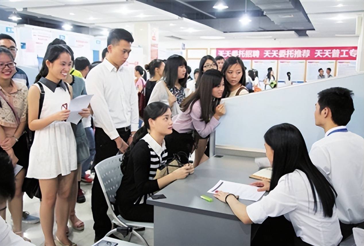 大学生面试被问:什么东西左手能拿,右手却不能?