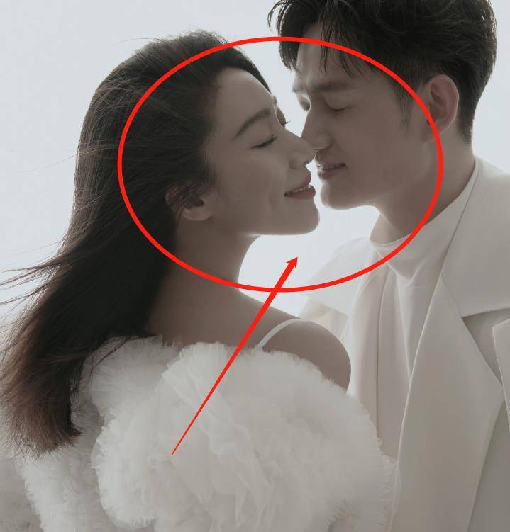 马可王丹妮结婚照曝光,二人穿中式婚服好有夫妻相,女方太抢镜了_照片