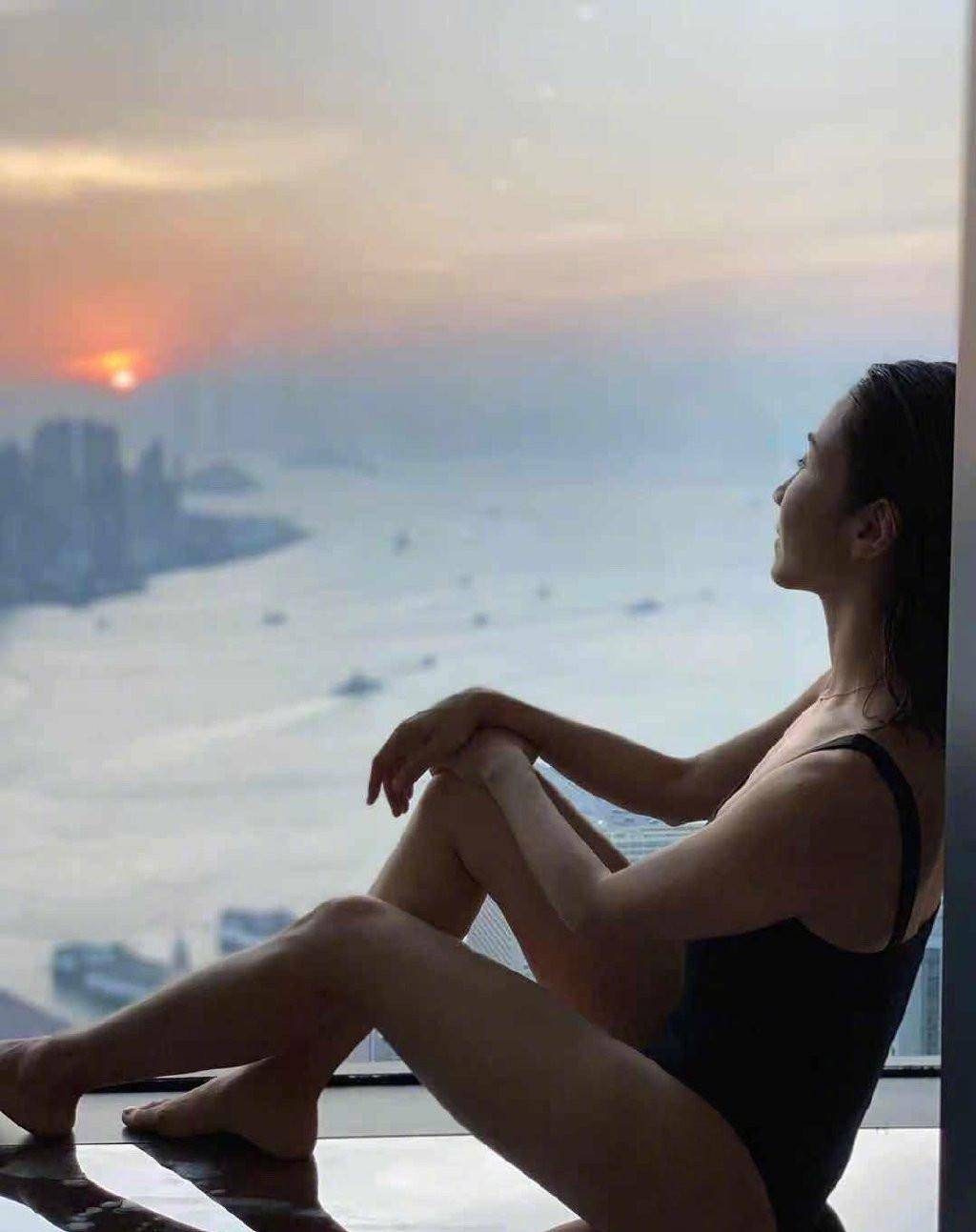 49岁阔太黎姿在家真放得开,光脚穿黑色泳衣坐窗台,侧颜五官美翻_女性