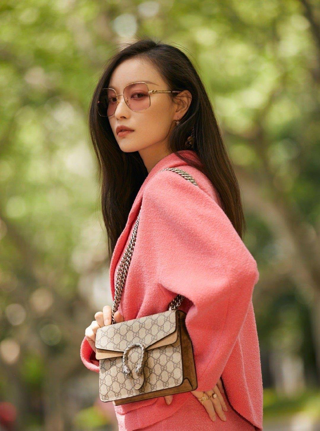 31岁倪妮穿粉色时尚裙强势亮相,慵懒时尚,诠释精致女郎魅力_气质_造型