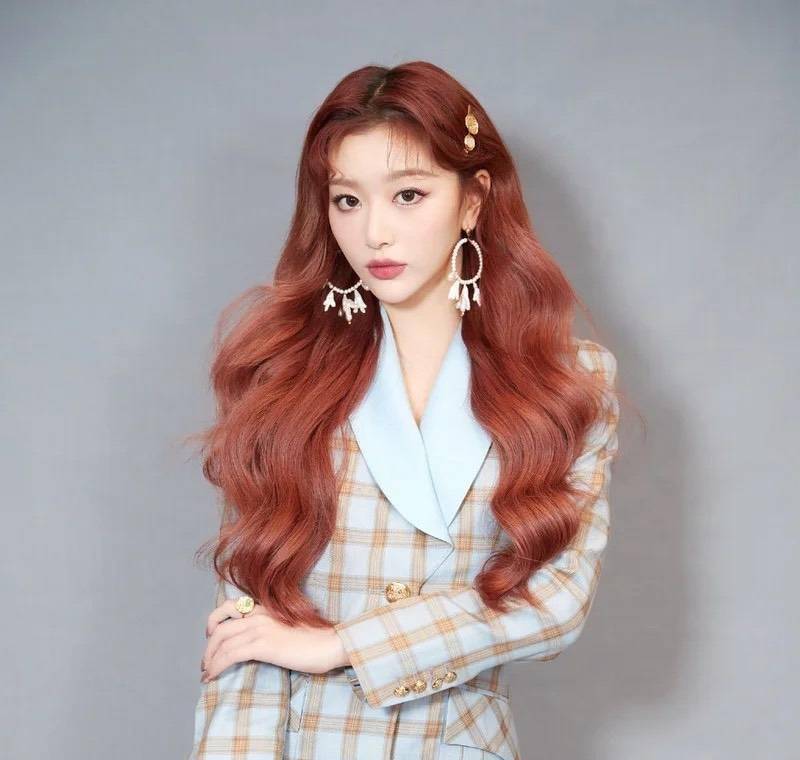 原创孔雪儿新造型好性感丝巾搭配超短裤元气满满少女范儿