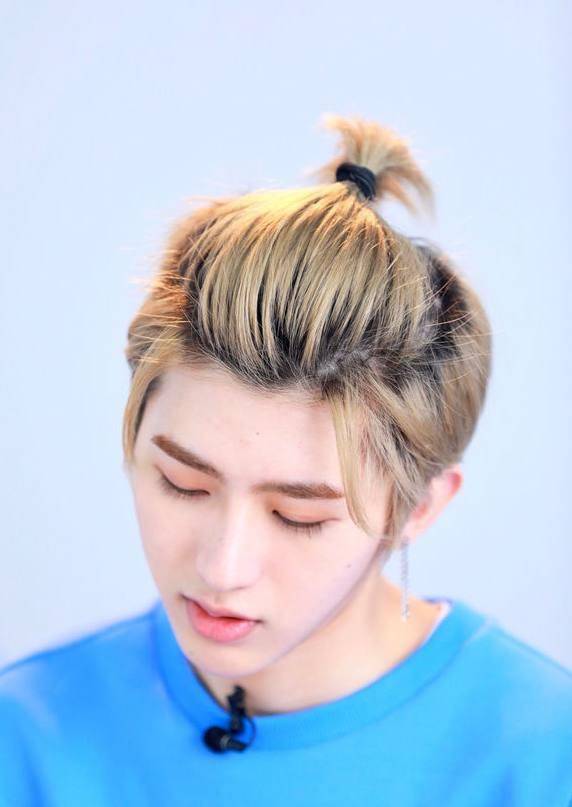 蔡徐坤扎苹果头好萌,这是跟王子异约好的吗?_刘海_造型_节目组