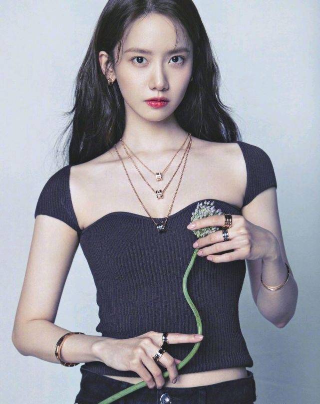 原创林允儿终于性感了一次穿露背装前面保守后面放纵气质又甜又辣