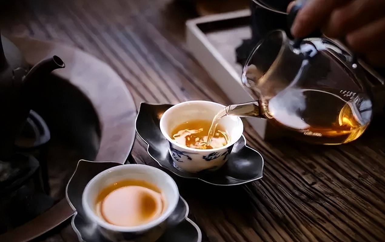 去朋友家里喝茶这4件事尽量别做失礼还容易被人瞧不起