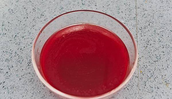 10. 放入五花肉翻炒均匀,加入辅料.11. 红曲米水调料调味.12.