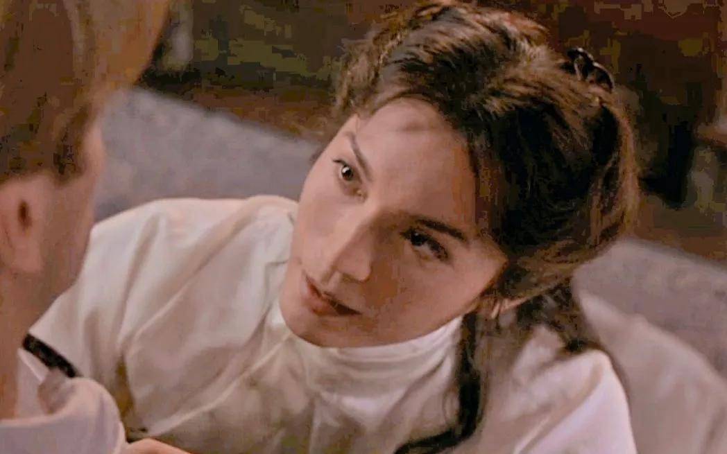 但是在《蝴蝶君》中,由尊龙"男扮女装"的宋丽玲也成为了一个时代的