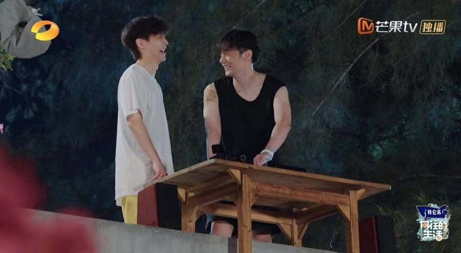 张艺兴李荣浩“不容易”组合再合体 容声冰箱打造“焕鲜”时刻-家电圈官网