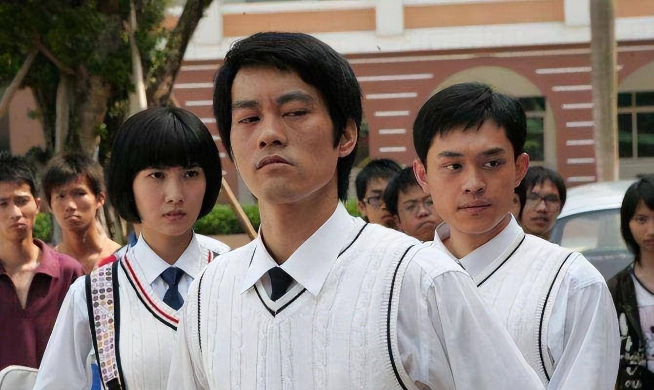 月大的李小龙首次登上银幕,在伍锦霞执导的粤语影片《金门女》中亮相