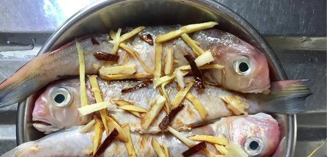 懒人厨房:教你电饭锅蒸鱼技巧,饭香鱼嫩,回味无穷…_鱼肉_陈皮_水分