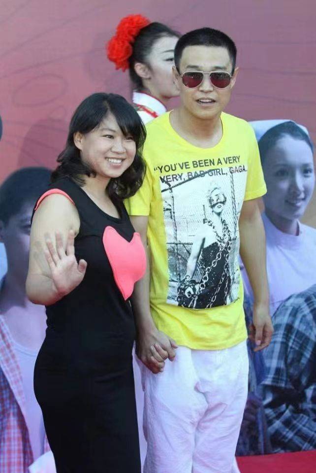 小沈阳夫妻穿搭低调,完全看不出明星味,沈春阳无袖裙暴露小肚子_身材