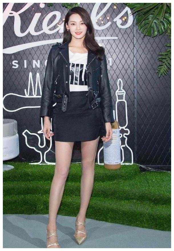 原创苗苗一改清纯形象红唇配皮衣大走炫酷风美腿成最大焦点