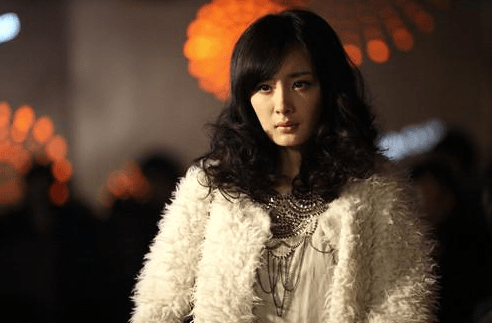 原创2011年陈凯歌找上杨幂拍搜索陈红却二话不说将她踢出剧组