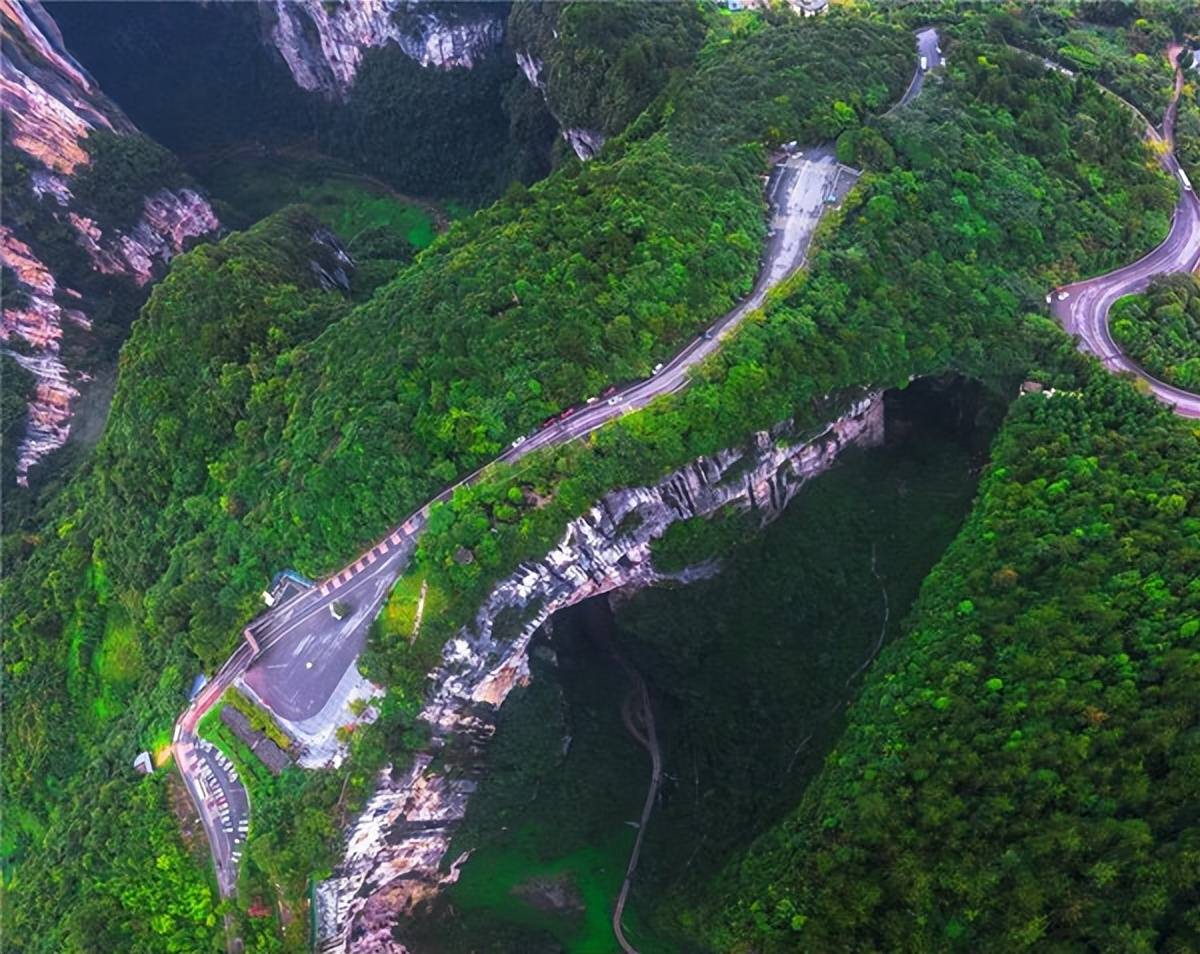 航拍武隆天坑武隆天坑武隆天坑(天生三桥)是世界自然遗产,国家5a级