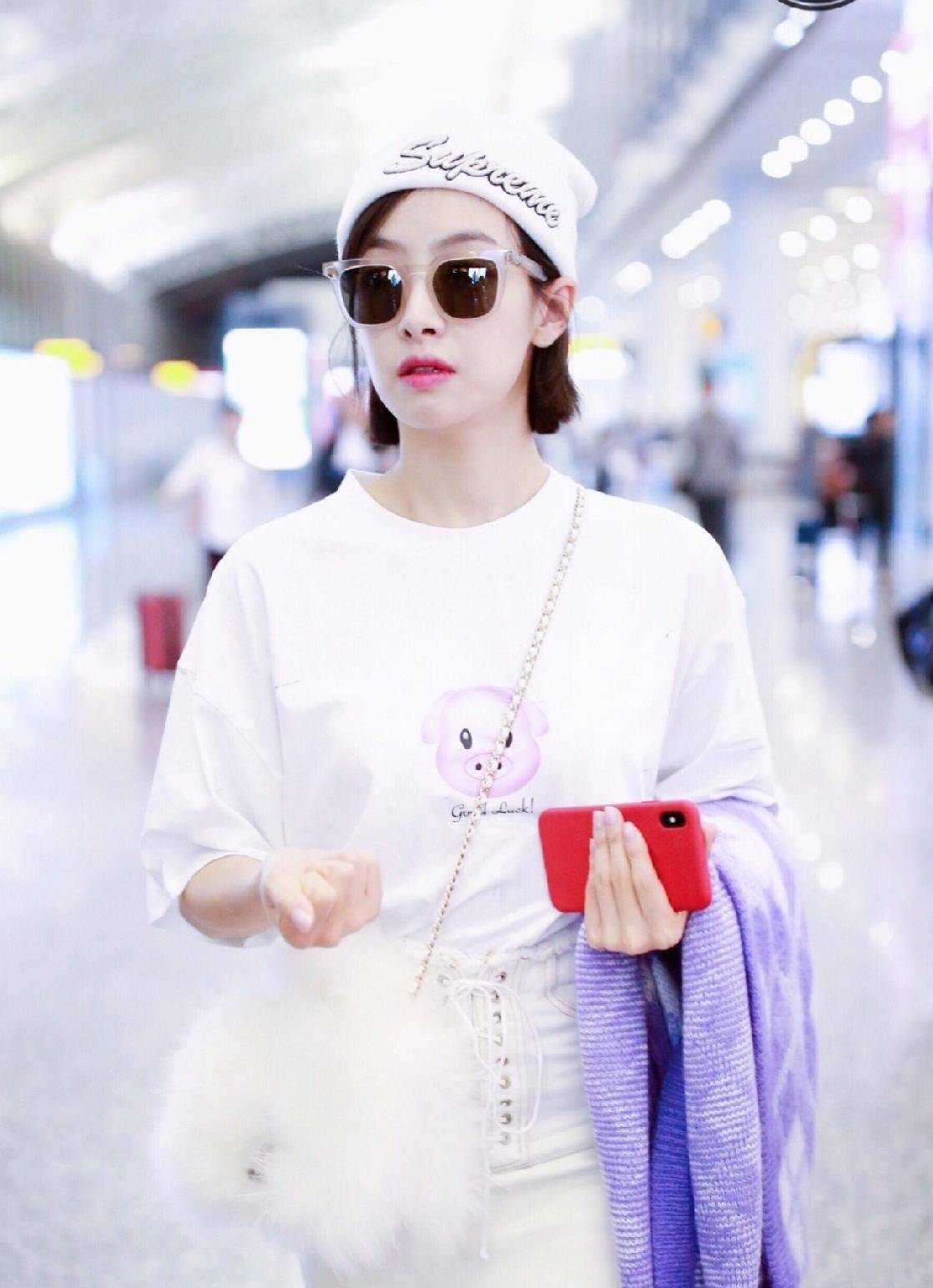 原创宋茜穿香芋紫毛衣凹造型金鸡独立太吸睛俏皮少女范十足