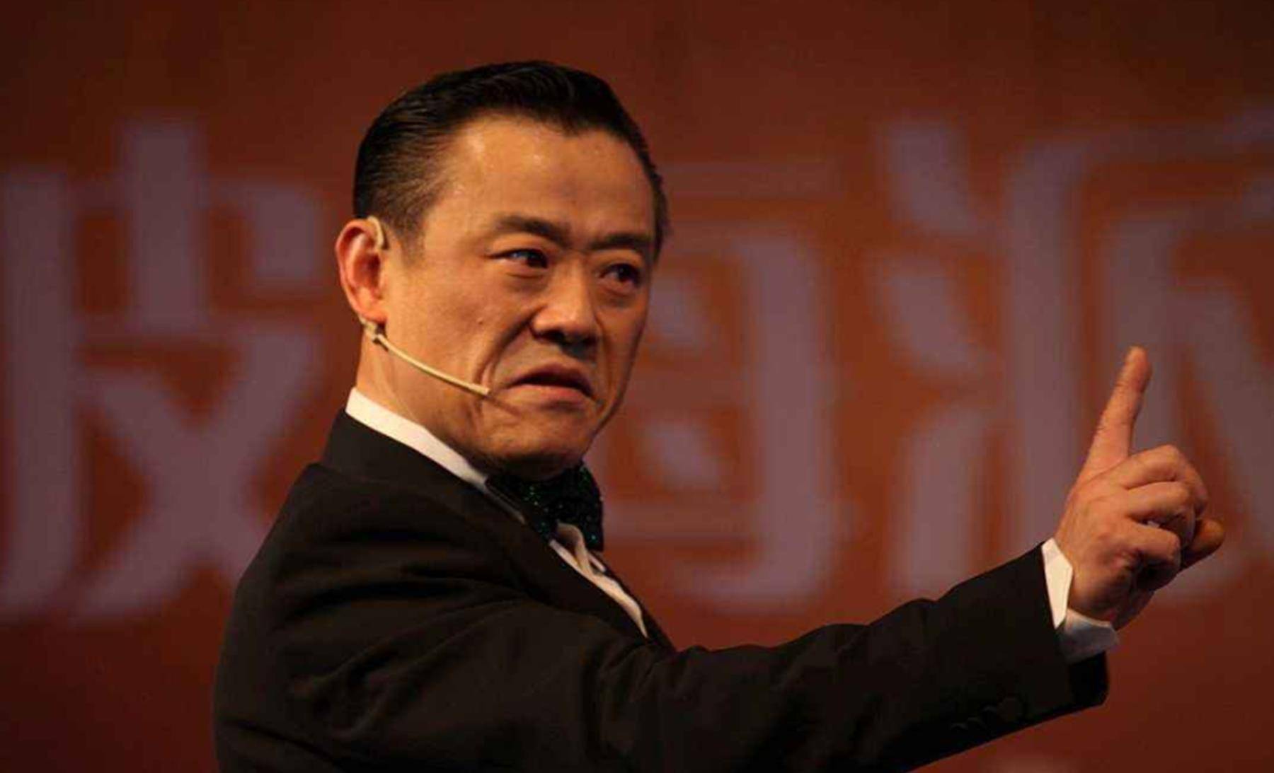 53岁周立波近况很悠闲,秀恩爱晒豪宅两不误,却浮肿发福显老态_胡洁