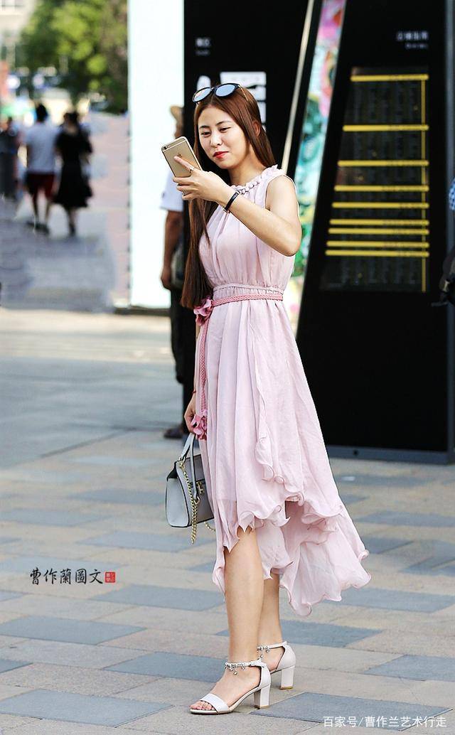 原创越简约越美丽美女选择一字带凉鞋穿的不仅是简约风