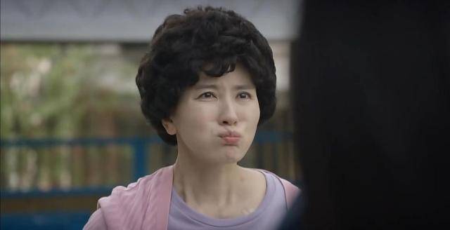 演员李一花在剧中饰演的是德善的妈妈李日花,在剧中她可能是三位母亲