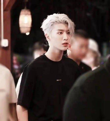 男星都逃不过白发,小鬼王可爱范丞丞优雅,而他第一次染就被黑_造型_肖