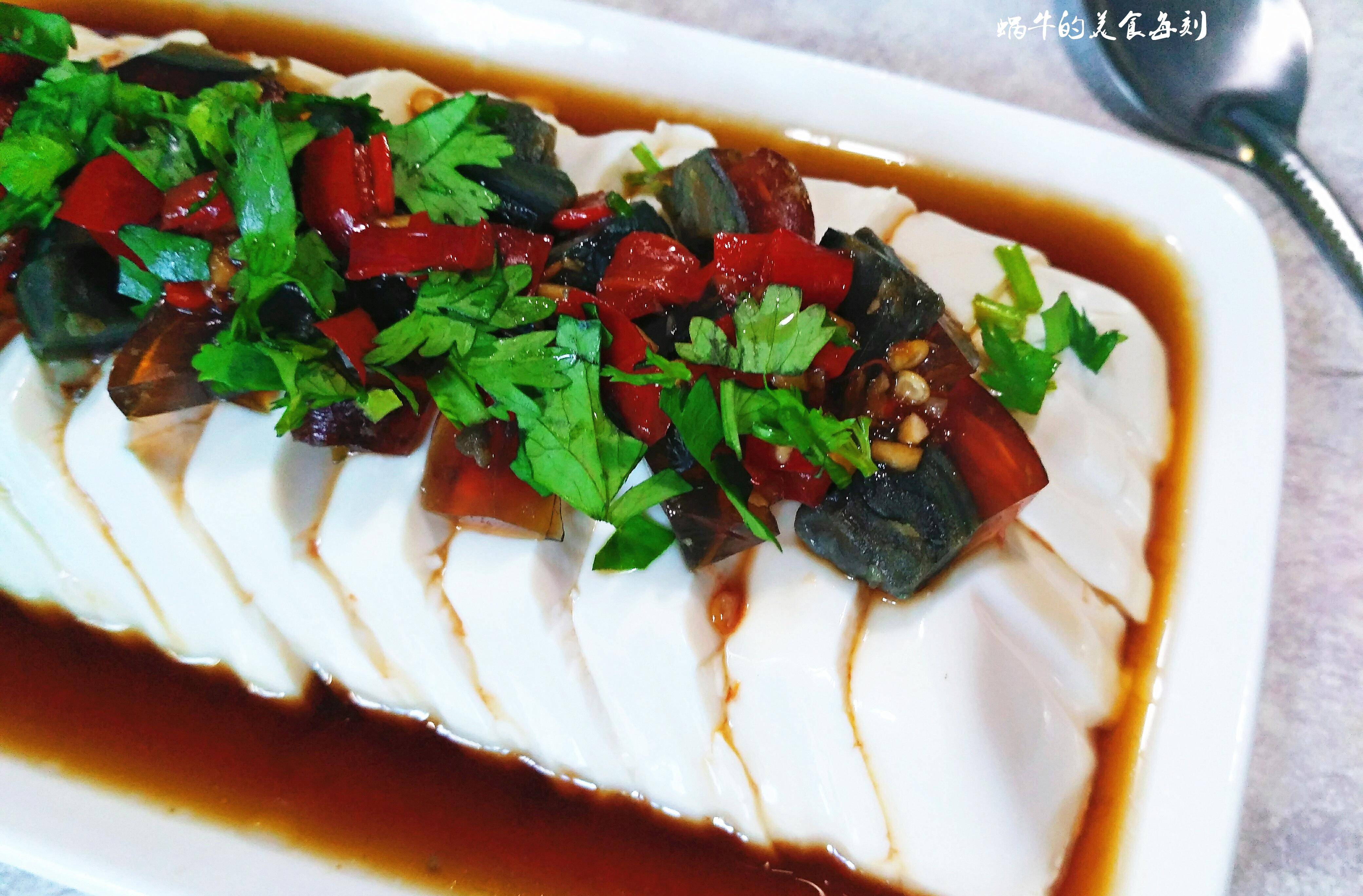 把切好的皮蛋放到豆腐上,盖上保鲜膜,放入冰箱冷藏30分钟左右.