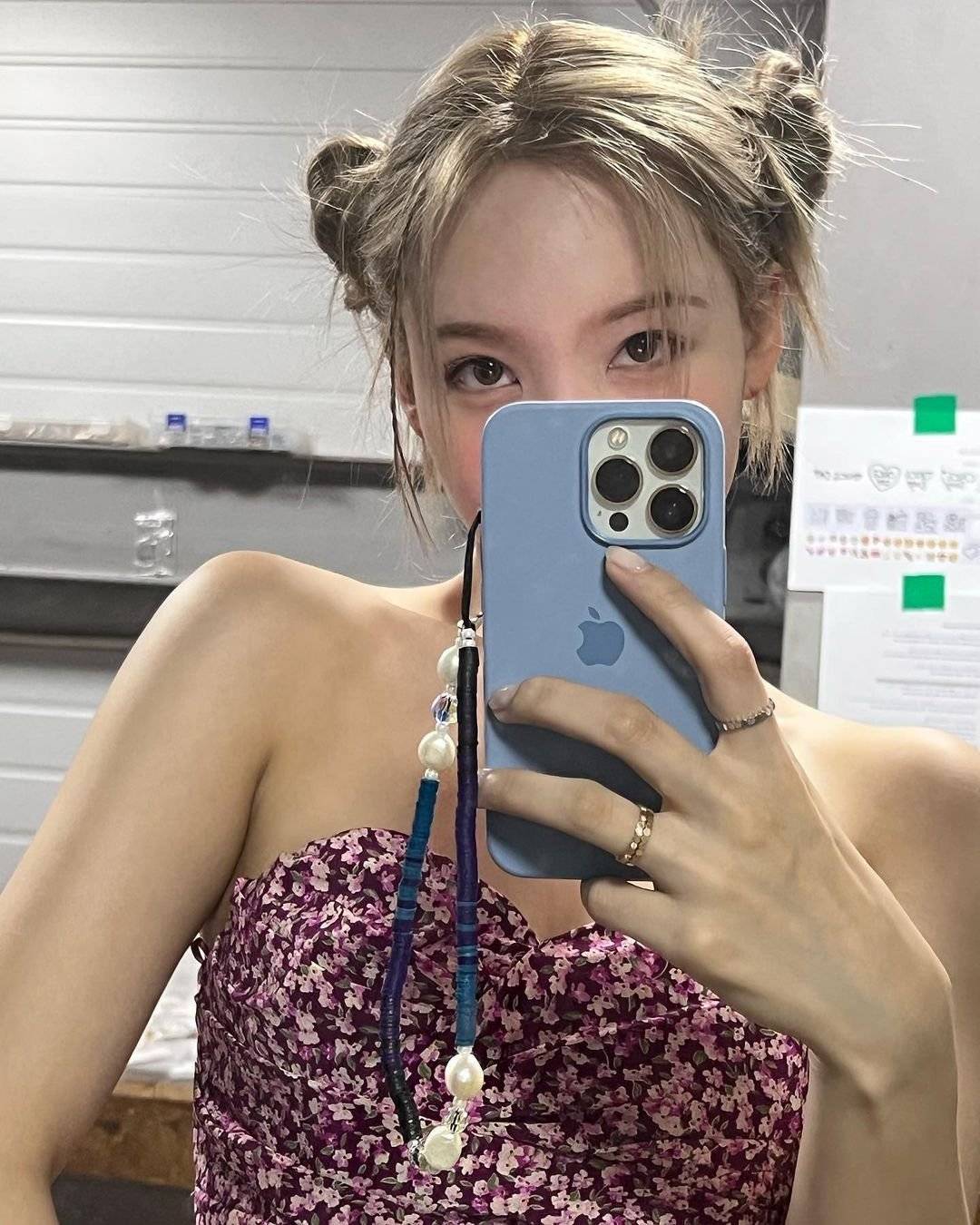 在公开的照片中twice娜琏以多彩的偶像造型吸引了人们的注意两边