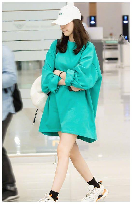 最近林允儿全身都以比较清爽漂亮的着装出现在机场,从图中可以看出,她