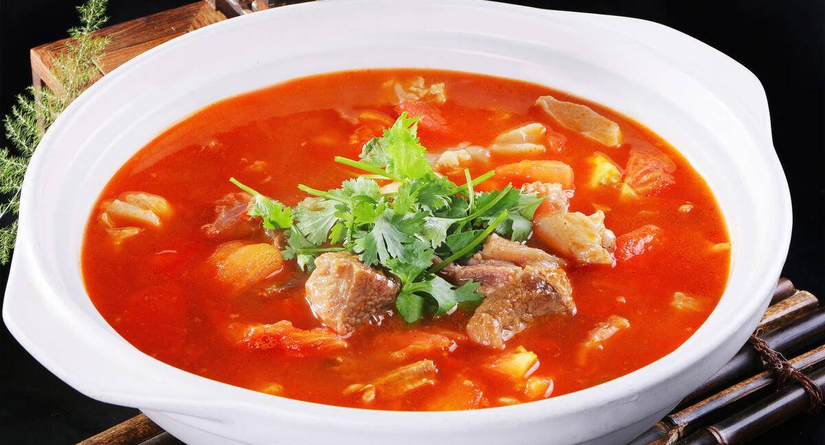 番茄炖牛腩,这道菜是有点儿中西合璧的意思,在东北菜里叫牛肉炖柿子