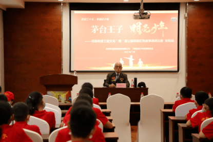 7月14日下午,92岁高龄的老战士付忠义为希望小学的孩子们上了一节振奋