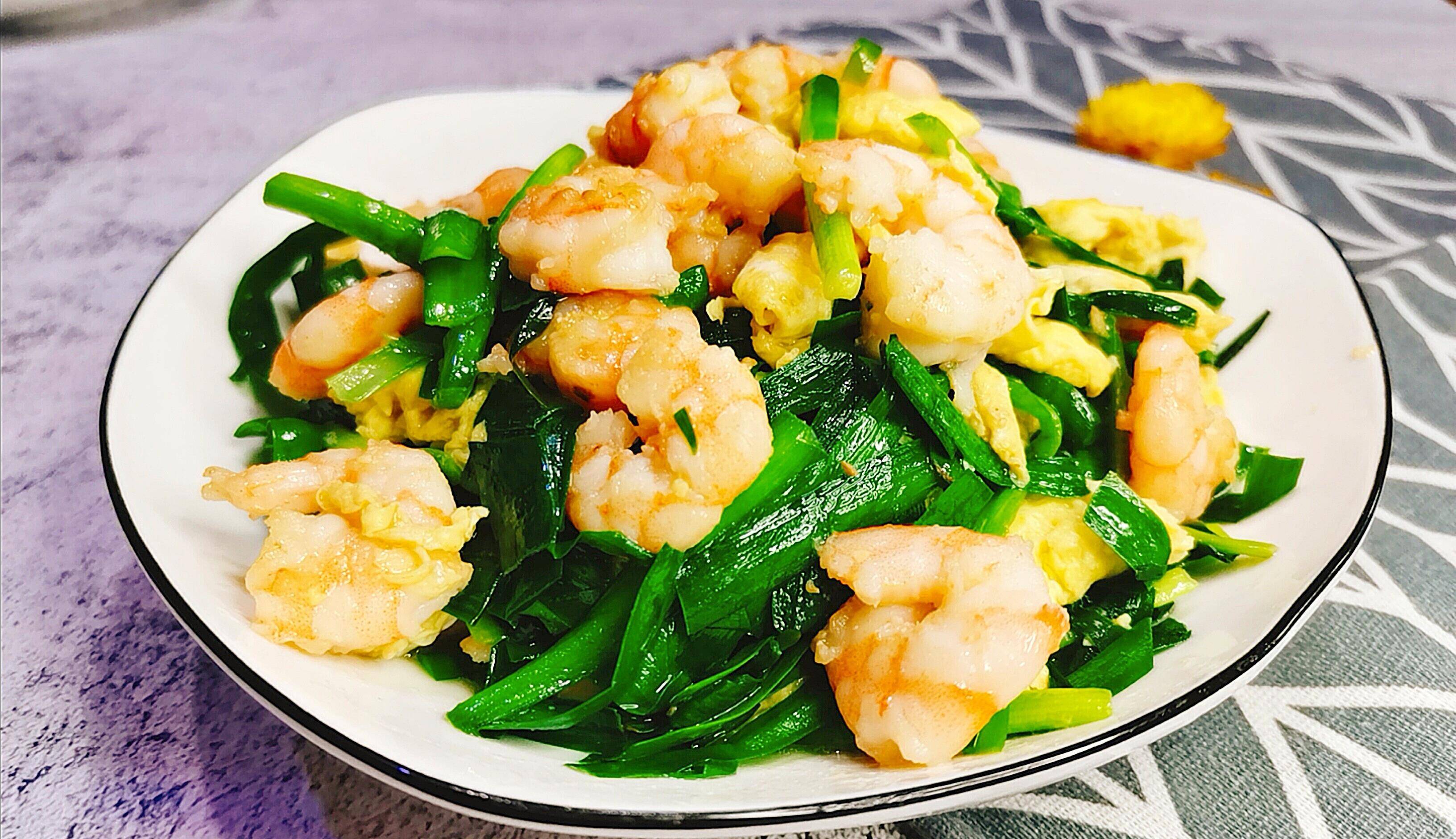 这菜不吃太亏了,韭菜鲜,虾仁嫩,鸡蛋滑,味道颜值都很赞