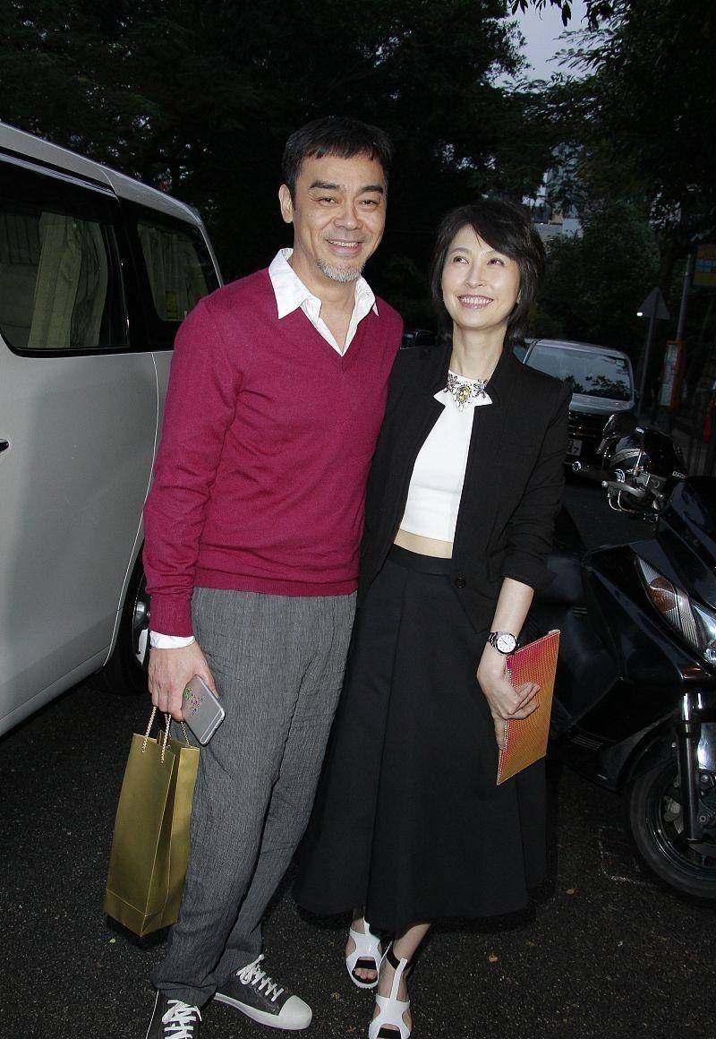 原创刘青云胡须花白显苍老妻子穿露脐装52岁无赘肉夫妻同框像父女