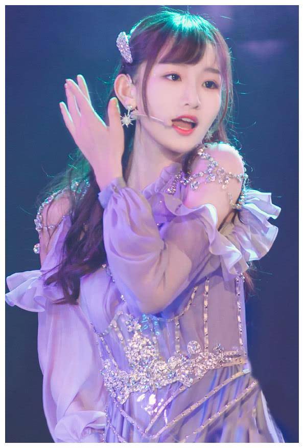 穿着淡紫色连衣裙的她也美丽梦幻,裙子上绣着银色条纹,显得有些高贵