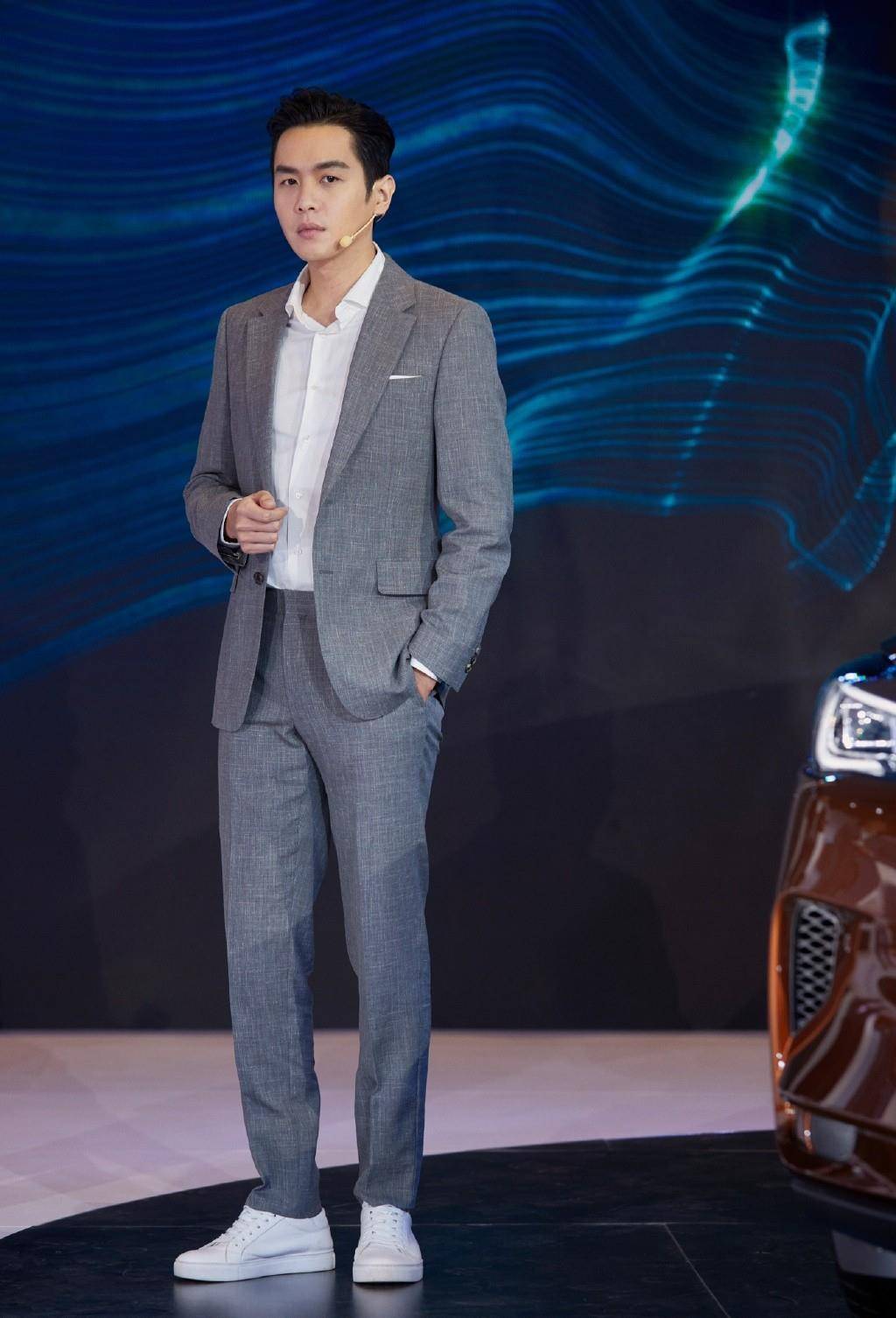 张若昀出活动真会穿,衬衫西装配小白鞋,休闲又不失职场气息_白色_造型