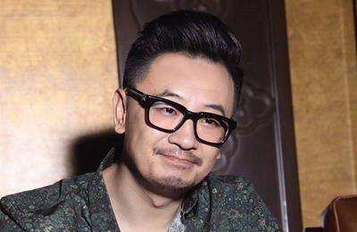 他就成了劣迹艺人,出狱后的黄海波,把自己关在屋子里,不停地抽烟,整夜