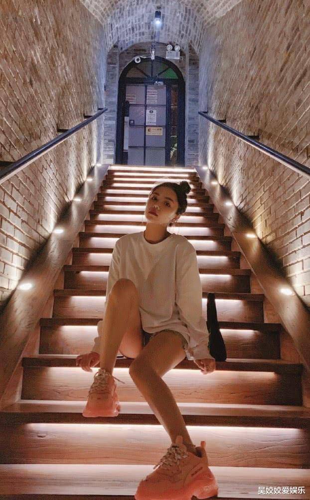 这次出镜的安崎一身私服穿搭看起来十分简约,扎起了