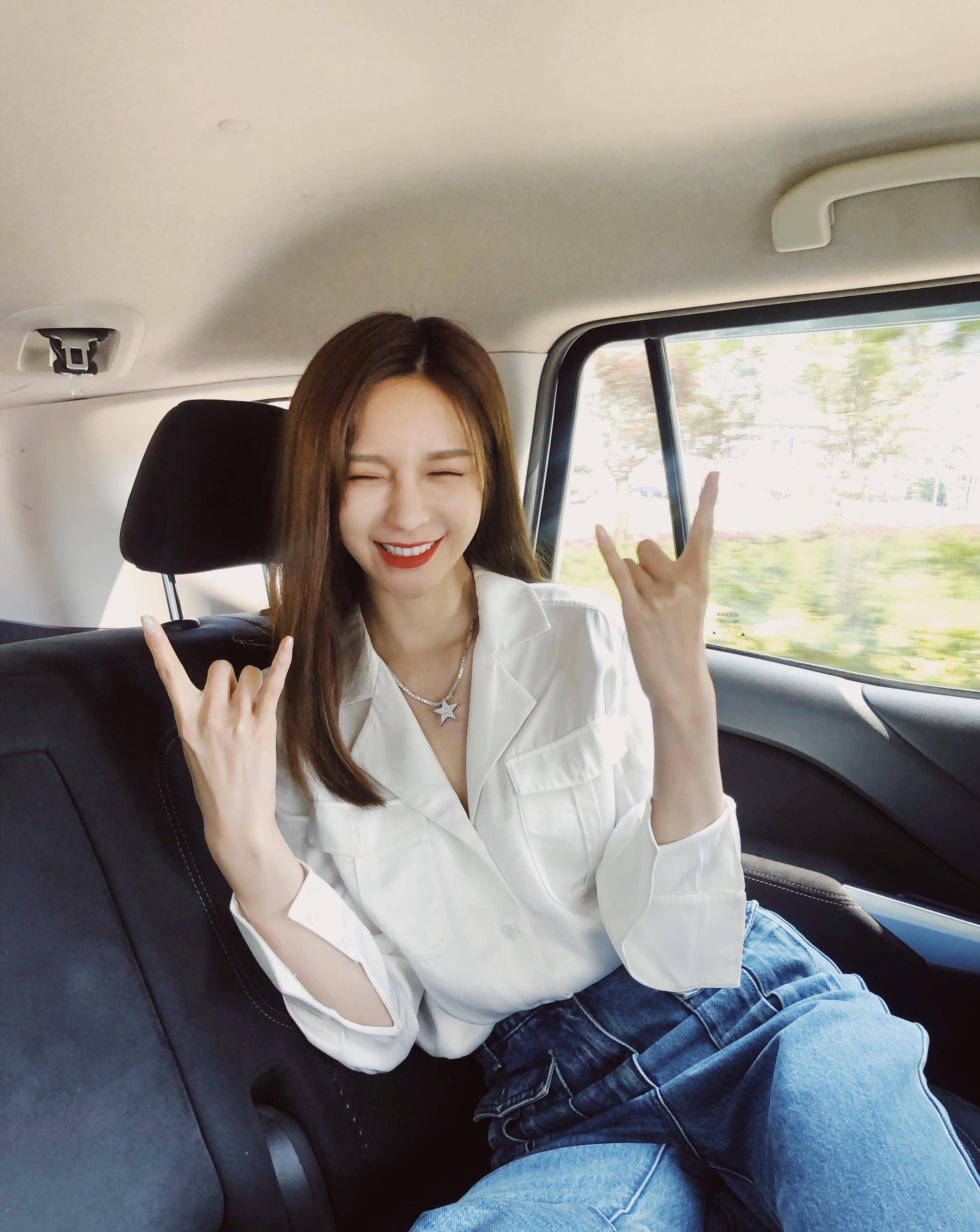 沈梦辰纤细身材惹人羡,红色系连衣裙造型,齐刘海发型少女感十足_设计