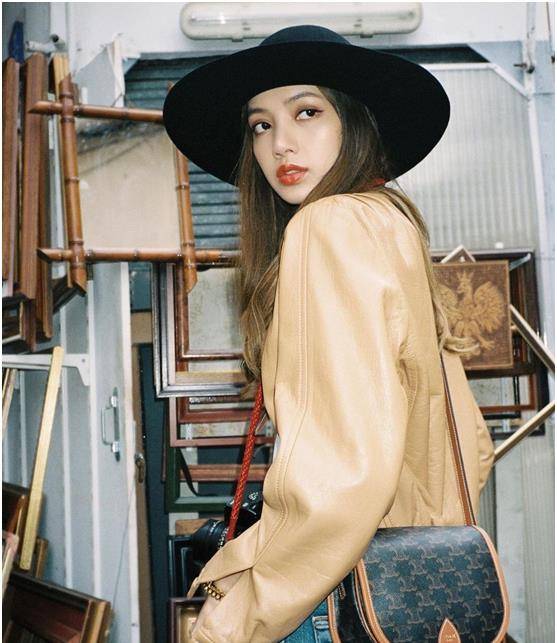 lisa秋季女神装,驼色皮衣搭配牛仔长裤,既显气质,又有气场_效果_衣服