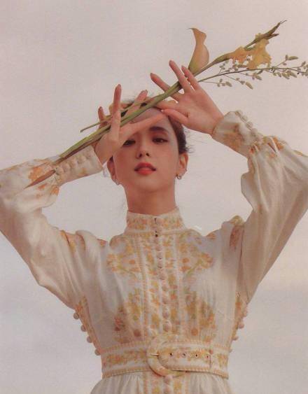 金智秀ind画报,宫廷式礼服配姜黄色蝴蝶结,清纯甜美_专辑_jisooins